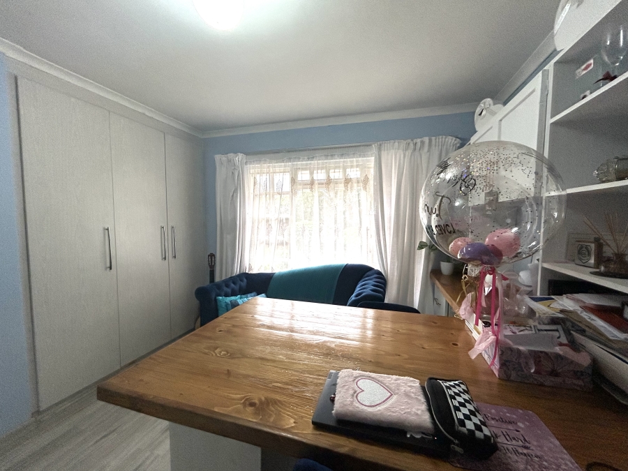 5 Bedroom Property for Sale in Beacon Bay Eastern Cape